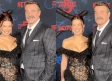 Millie Bobby Brown y David Harbour se abrazan en la alfombra roja de Stranger Things 5