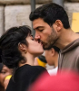 Camila Cabello y su novio, Henry Junior Chalhoub, en pleno beso en Roma