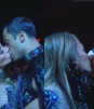 Jennifer Lopez sorprende con beso en los AMAs 2025
