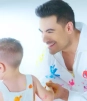 Carlos Rivera presenta por primera vez a su hijo León en un emotivo video musical