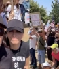 Eugenio Derbez y Alessandra Rosaldo se unen a protestas contra redadas migratorias en EE.UU.