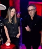 Belinda sorprende a Tim Burton con un regalo muy mexicano durante la inauguración de “El Laberinto”