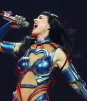 Katy Perry sufre descarga eléctrica pero el show sigue sin pausa