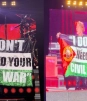 Axl Rose muestra bandera de Palestina durante concierto de Guns N’ Roses en Bogotá