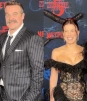 Millie Bobby Brown y David Harbour se abrazan en la alfombra roja de Stranger Things 5