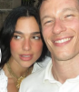 Dua Lipa y Callum Turner adelantan su boda para el mes de junio