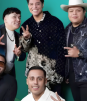 ECHANDO CHISPA: Eduin Caz canta con fans afuera de un palenque